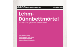 Das Foto zeigt einen weiß-pinken Sack mit der Aufschrift “ClayTec Lehm-Dünnbettmörtel”. Kachel Vorschau