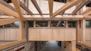 Das Foto zeigt den Innenraum einer Scheune mit einem Einbau aus Holz, der wie ein kleines Haus im Haus gestaltet ist. Kachel Vorschau