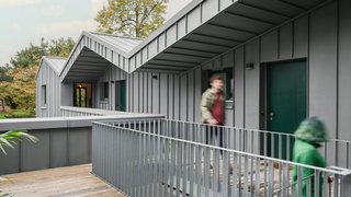 Ein Laubengang erschließt die Wohneinheiten. Kachel Vorschau